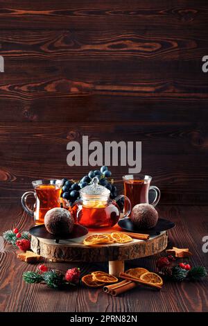 Thé de noël - Thé au citron et raisin avec gâteau au chocolat Banque D'Images