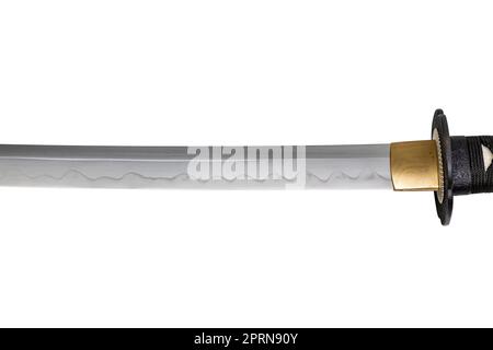Le col Habaki est en laiton poli. Il est à la base d'une lame d'épée japonaise avec un motif ondulé sur la partie vive. Isolé sur un blanc Banque D'Images