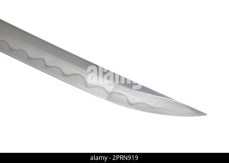 Lame d'épée japonaise sur fond blanc. Mise au point douce. Le motif ondulé sur le bord de la lame est une ligne de dureté qu'un forgeron fait de sorte que le bl Banque D'Images