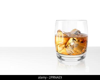 verre à whisky sur table blanche. 3d rendu Banque D'Images