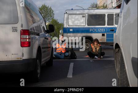 Berlin, Allemagne. 27th avril 2023. Les activistes du groupe de la dernière génération bloquent une intersection sur Landsberger Allee. Credit: Paul Zinken/dpa/Alay Live News Banque D'Images