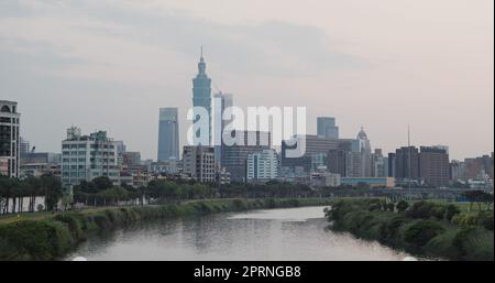 Taipei, Taïwan, 12 mars 2022 : vue d'ensemble de la ville de Taipei avec la rivière keelung dans la soirée Banque D'Images