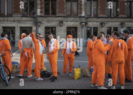 AMSTERDAM - 27/04/2023, AMSTERDAM - les fêtards arrivent à la gare centrale pour célébrer le jour du Roi dans la capitale. ANP DINGENA MOL pays-bas sortie - belgique sortie Banque D'Images