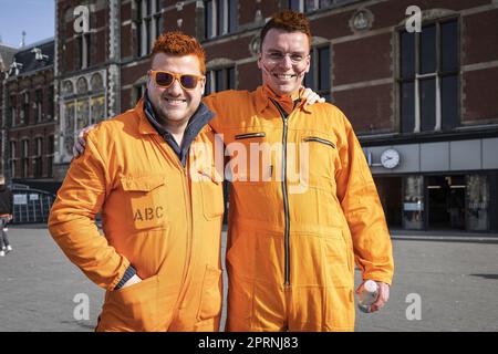 AMSTERDAM - 27/04/2023, AMSTERDAM - les fêtards arrivent à la gare centrale pour célébrer le jour du Roi dans la capitale. ANP DINGENA MOL pays-bas sortie - belgique sortie Banque D'Images