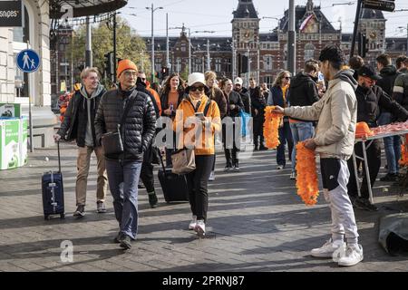 AMSTERDAM - 27/04/2023, AMSTERDAM - les fêtards arrivent à la gare centrale pour célébrer le jour du Roi dans la capitale. ANP DINGENA MOL pays-bas sortie - belgique sortie Banque D'Images