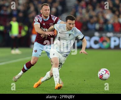 Vladimir Coufal de L-R West Ham United et Diogo Jota de Liverpool lors du match de football de la première ligue anglaise entre West Ham United contre Liverpool Banque D'Images