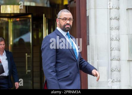 Londres, Angleterre, Royaume-Uni. 27th avril 2023. Le secrétaire d'État aux Affaires étrangères, du Commonwealth et du développement, JAMES INTELLIGEMMENT, est vu à Westminster après avoir terminé la ronde médiatique de la matinée. (Credit image: © Tayfun Salci/ZUMA Press Wire) USAGE ÉDITORIAL SEULEMENT! Non destiné À un usage commercial ! Banque D'Images