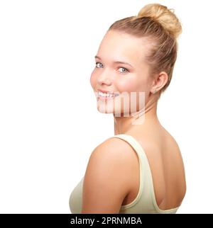 Sourires éclatants et bonheur. Portrait d'une jeune fille qui regarde par-dessus son épaule à l'appareil photo Banque D'Images