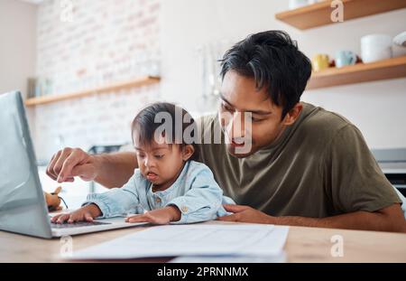 Le père, le syndrome de Down bébé et l'ordinateur portable dans la cuisine liant avec l'enfant tout en travaillant à la maison. Papa asiatique jouant avec un nouveau-né enfant avec la disorde génétique Banque D'Images
