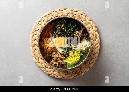 Assortiment de beignets plats coréens anchois boules de riz rouleaux d'algues yangpun bibimbap Banque D'Images