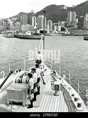 Une patrouille de classe tonne de l'escadron de Hong Kong de la Marine royale pénètre dans le bassin du HMS Tamar, base côtière de la RN à Hong Kong, après une patrouille en 1976. Banque D'Images