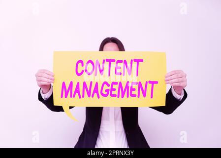 Légende de texte présentant Content ManagementProcessus qui collecte et publie des informations de gestion. Processus conceptuel de photo qui collecte et publie des informations Banque D'Images