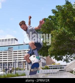 Le patinage est plus qu'un passe-temps. Les skateboarders dans la ville. Banque D'Images