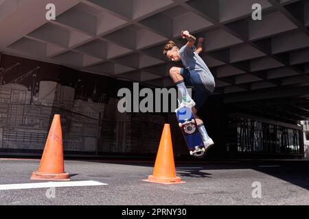 Le patinage est plus qu'un passe-temps. Les skateboarders dans la ville. Banque D'Images