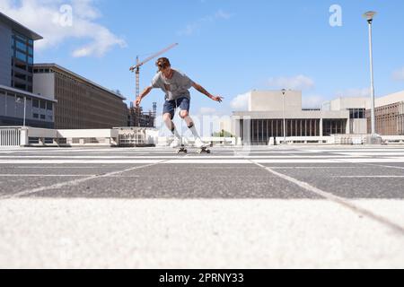 Le patinage est plus qu'un passe-temps. Les skateboarders dans la ville. Banque D'Images