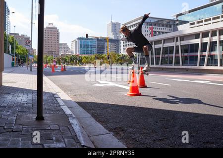 Le patinage est plus qu'un passe-temps. Les skateboarders dans la ville. Banque D'Images