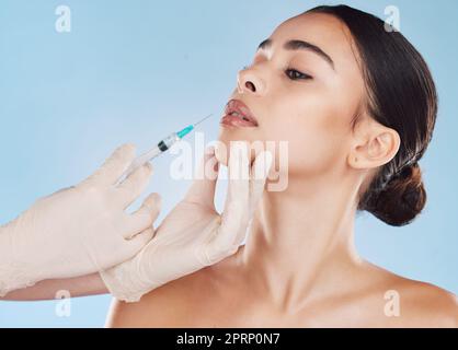 Chirurgie plastique, botox et mastic pour les lèvres sur la femme pour la beauté du visage esthétique et cosmétique médicale. Mains et femme chirurgien d'augmentation du visage ou médecin travaillant sur les lèvres du patient avec l'aiguille d'injection. Banque D'Images