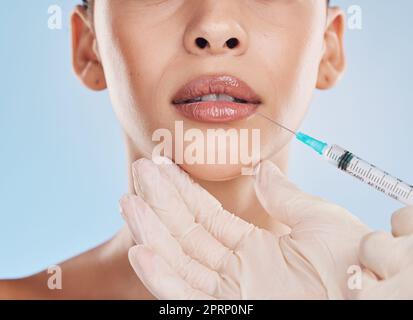 Chirurgie plastique, collagène et mastic de lèvre pour la beauté du visage esthétique et la chirurgie cosmétique médicale. Mains du chirurgien d'augmentation faciale ou du médecin travaillant sur les lèvres du patient ou du client avec l'aiguille d'injection Banque D'Images