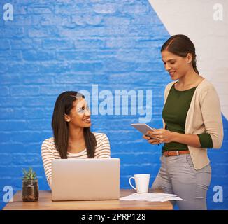 Que pensez-vous... deux femmes d'affaires ayant une réunion rapide. Banque D'Images