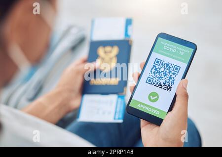 Passeport du vaccin Covid sur un téléphone pour les voyages, la sécurité ou la sûreté en cas de pandémie mondiale. Aéroport, application pour smartphone avec code qr de certificat médical numérique et livre en Afrique du Sud pour les voyages internationaux Banque D'Images