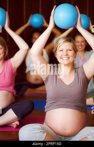 Femmes enceintes, classe pilates et exercice sain avec des mères multiculturelles assis ensemble dans un studio de bien-être. Session de santé, d'accouchement et de grossesse pour les femmes heureuses en vêtements de maternité Banque D'Images