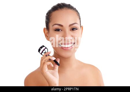 Faites ressortir vos yeux. Photo en studio d'une jeune femme tenant un boucleur sur fond blanc. Banque D'Images