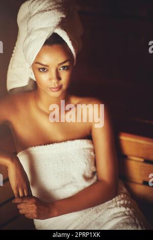 Pas d'ID de lieu. Portrait court d'une jeune femme qui se détend dans le sauna d'un spa. Banque D'Images