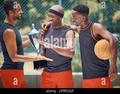 Récompensez les athlètes qui ont remporté un trophée ou un prix après avoir remporté un match de compétition sportive. Défi, remise en forme et heureux gagnants africains en célébration après le championnat de mens Banque D'Images