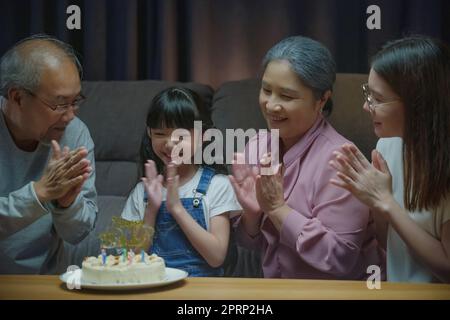 Joyeux famille asiatique grands-parents et mère célébrer profiter de la fête d'anniversaire Banque D'Images