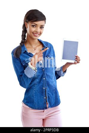 Le sans fil est le meilleur moyen de vous y rendre. Photo studio d'une jeune femme montrant une tablette numérique isolée sur blanc. Banque D'Images