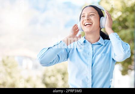 Femme avec un casque d'écoute heureux d'écouter de la musique sur mp3 audio streaming application chanson chant à l'artiste populaire chanteur. Fille ou jeune personne sourire, bonheur et danse à la bonne joie d'Internet et la radio amusante Banque D'Images