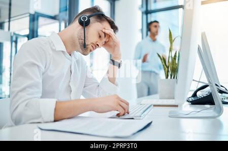 Stress, anxiété et fatigue du service à la clientèle ou de l'agent du centre d'appels travaillant avec un ordinateur. Un consultant ou un travailleur en télémarketing souffrant de santé mentale, de surmenage et de maux de tête dans un bureau de vente au détail Banque D'Images