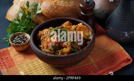 - Chakhokhbili plat traditionnels géorgiens. Le poulet à l'étuvée avec tomates et herbes coriandre fraîche Banque D'Images