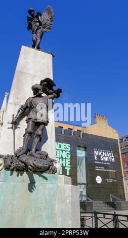 Le Mémorial de guerre de Leeds, situé en face de l'Institut Henry Moore, est une galerie d'art située dans le centre-ville de Leeds, au Royaume-Uni Banque D'Images