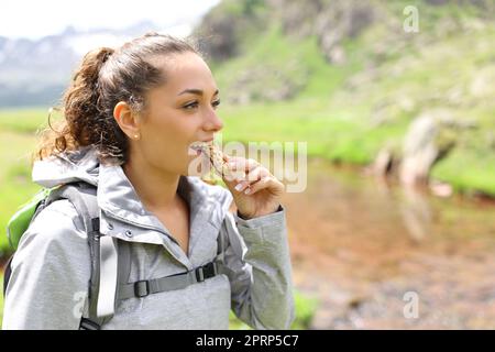 Bonne randonnée pour manger un bar à céréales dans la montagne Banque D'Images