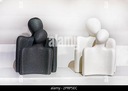 bureau conceptuel contraste noir et blanc des figurines d'une femme et d'un homme Banque D'Images