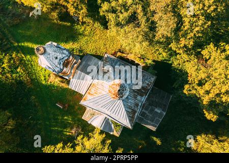 Martinovo, district de Beshenkovichsky, région de Vitebsk, Bélarus. Vue plongeante de l'église de l'intercession du très Saint Théotokos. Vue aérienne du site historique en automne Sunny Evening. Vue à plat Banque D'Images