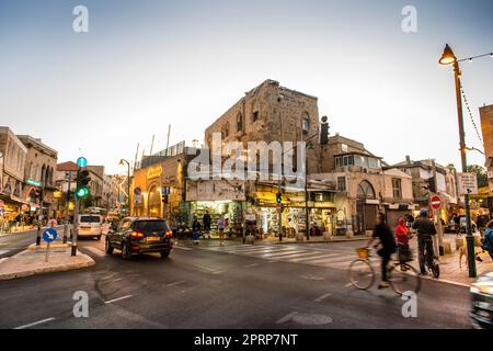 Jaffa tel Aviv Israël, intersection animée, commerces début de soirée novembre 2022 Banque D'Images