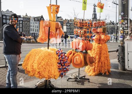 AMSTERDAM - 27/04/2023, AMSTERDAM - les fêtards arrivent à la gare centrale pour célébrer le jour du Roi dans la capitale. ANP DINGENA MOL pays-bas sortie - belgique sortie Banque D'Images