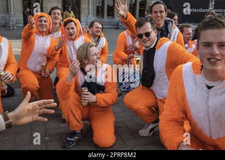 AMSTERDAM - 27/04/2023, AMSTERDAM - les fêtards arrivent à la gare centrale pour célébrer le jour du Roi dans la capitale. ANP DINGENA MOL pays-bas sortie - belgique sortie Banque D'Images