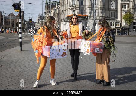 AMSTERDAM - 27/04/2023, AMSTERDAM - les fêtards arrivent à la gare centrale pour célébrer le jour du Roi dans la capitale. ANP DINGENA MOL pays-bas sortie - belgique sortie Banque D'Images