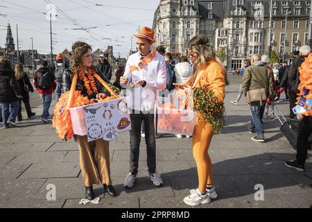 AMSTERDAM - 27/04/2023, AMSTERDAM - les fêtards arrivent à la gare centrale pour célébrer le jour du Roi dans la capitale. ANP DINGENA MOL pays-bas sortie - belgique sortie Banque D'Images