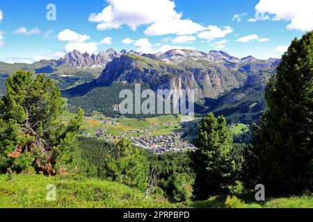 Vue de Saslong sur la commune de Selva à Val Gardena avec Vallunga avec les pics CIR et Sass Rigais en arrière-plan, dans les Dolomites de Banque D'Images