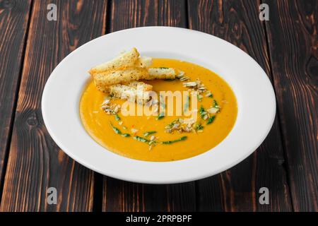 Purée de soupe aux aubergines avec des graines de citrouille et du crouton Banque D'Images