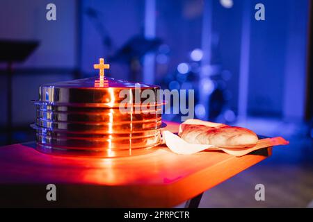 Le processus de briser le pain dans l'église moderne. Banque D'Images