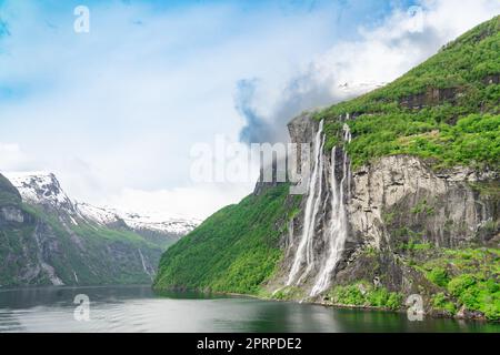 Belle cascade appelée les sept Sœurs située dans le fjord de Geiranger, en Norvège Banque D'Images