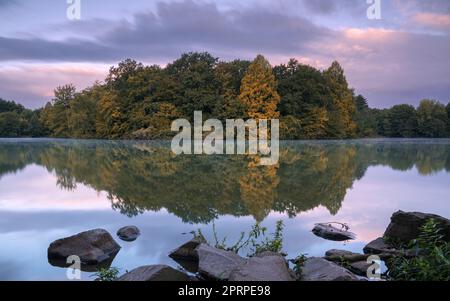 Image panoramique du magnifique et idyllique lac de Bensberg, Bergisch Gladbach, Allemagne Banque D'Images