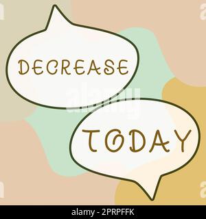 Diminution de l'écriture manuscrite, vitrine d'affaires rendre ou devenir plus petit ou moins en taille quantité intensité ou degré femme tenant ampoules présentation E Banque D'Images
