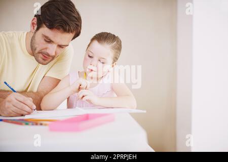 Elle fait toujours ses devoirs. Une petite fille fait ses devoirs. Banque D'Images