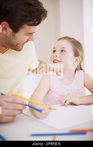 Elle fait toujours ses devoirs. Une petite fille fait ses devoirs. Banque D'Images